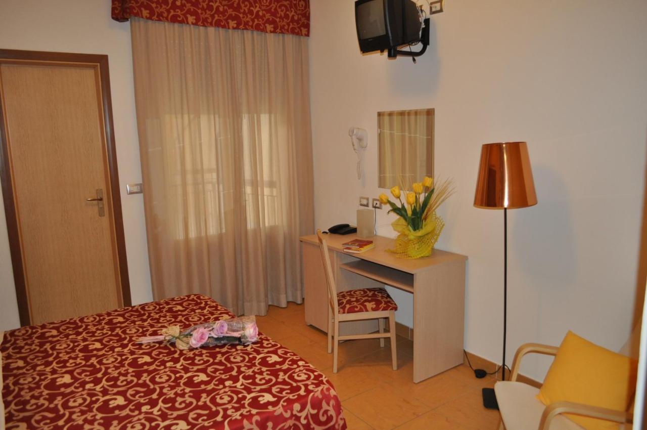 Hotel Mimosa ベラーリア・イジェア・マリーナ 部屋 写真